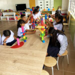 Escuela Demetrio Aguilera aula de clases niños jugando
